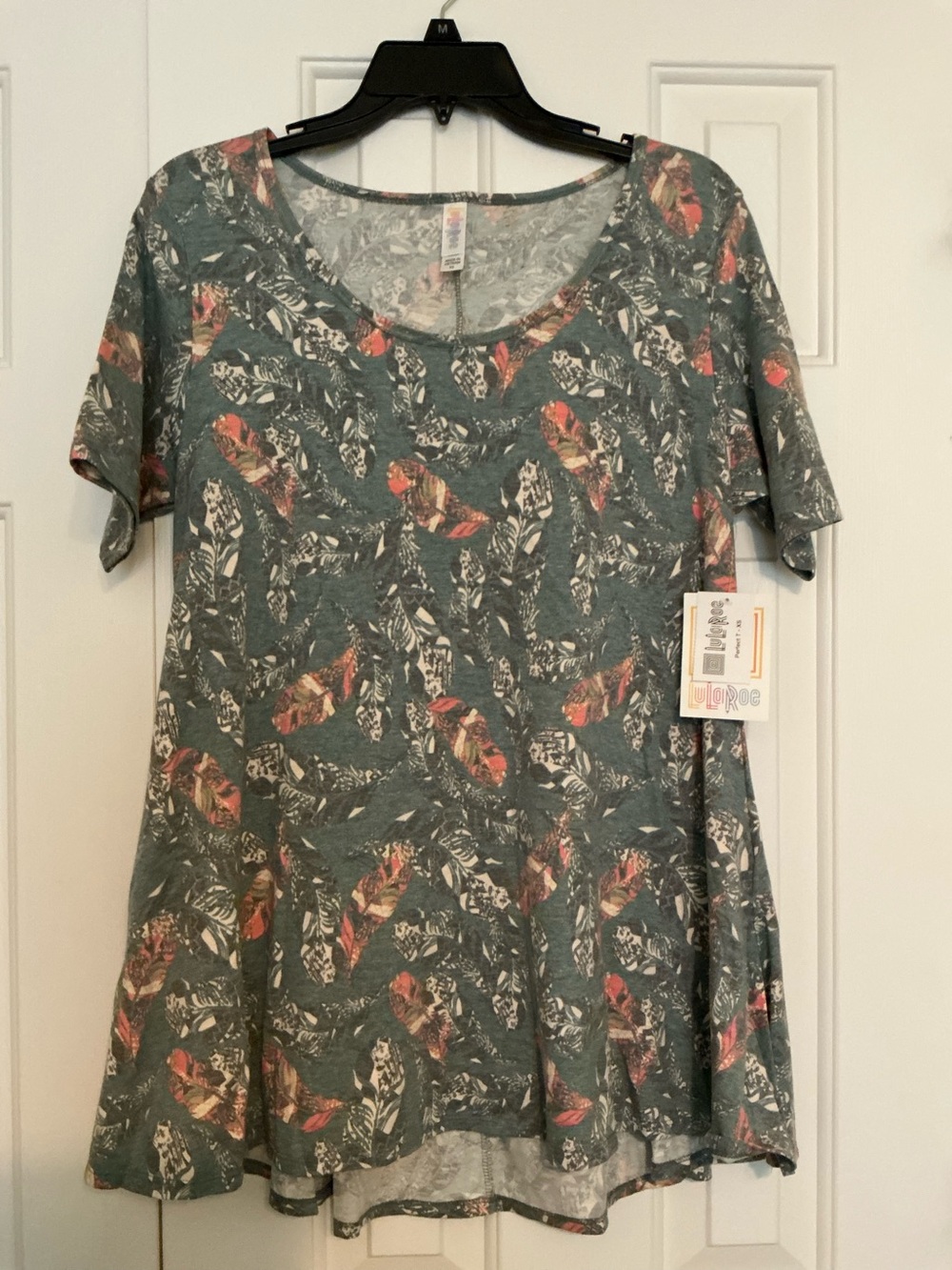 Lularoe NWT XXS Perfect Tee with Pretty Feathers